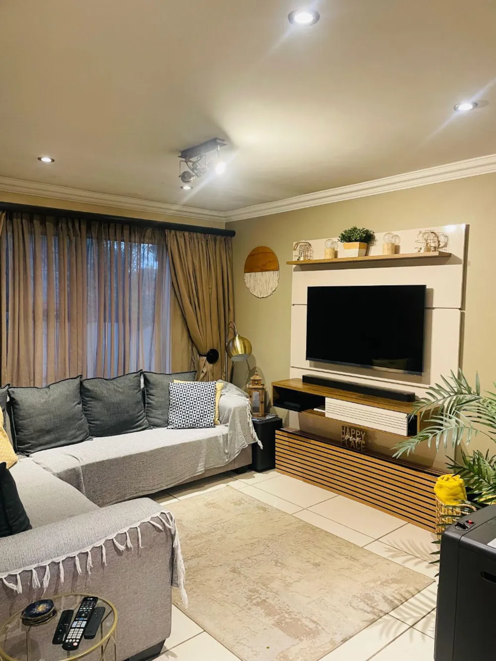 Security complex home let in Glen Marais - ENL1746449 Security complex home let in Glen Marais - ENL1746449