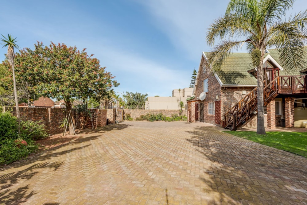 Double-storey house sold in Summerstrand - 1PLZ1698277 Double-storey house sold in Summerstrand - 1PLZ1698277