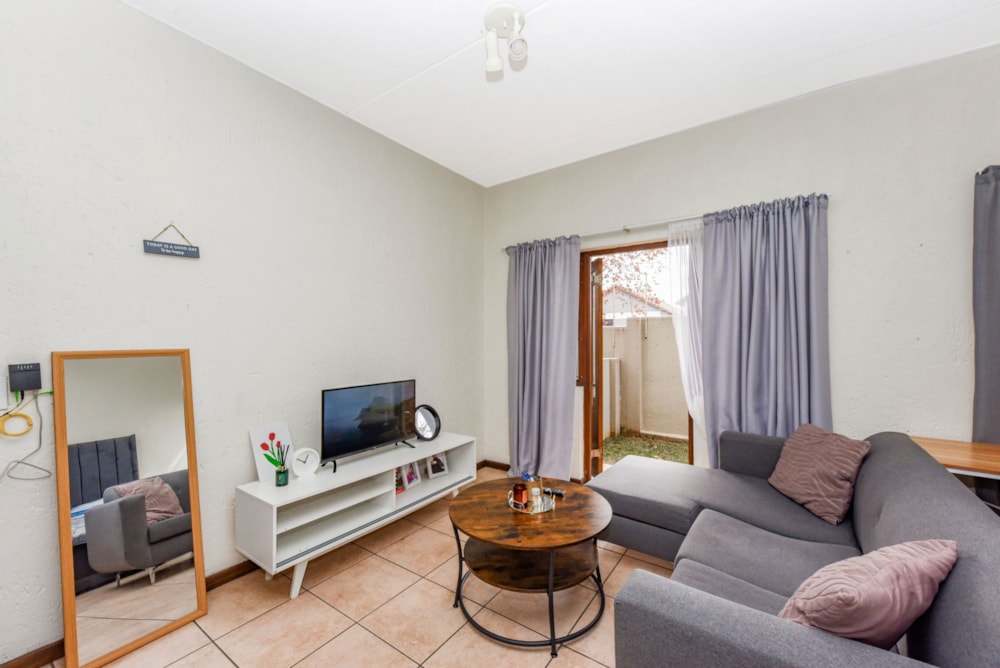 Studio apartment for sale in Paulshof - FW1739961 Studio apartment for sale in Paulshof - FW1739961