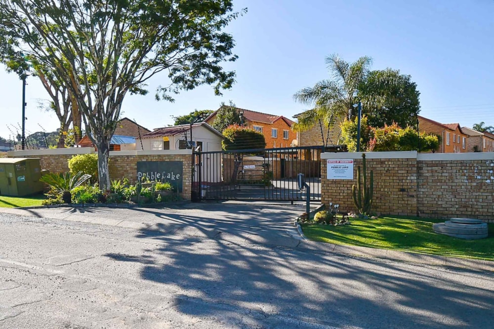 Townhouse to rent in Strubensvalley - RAL1726245