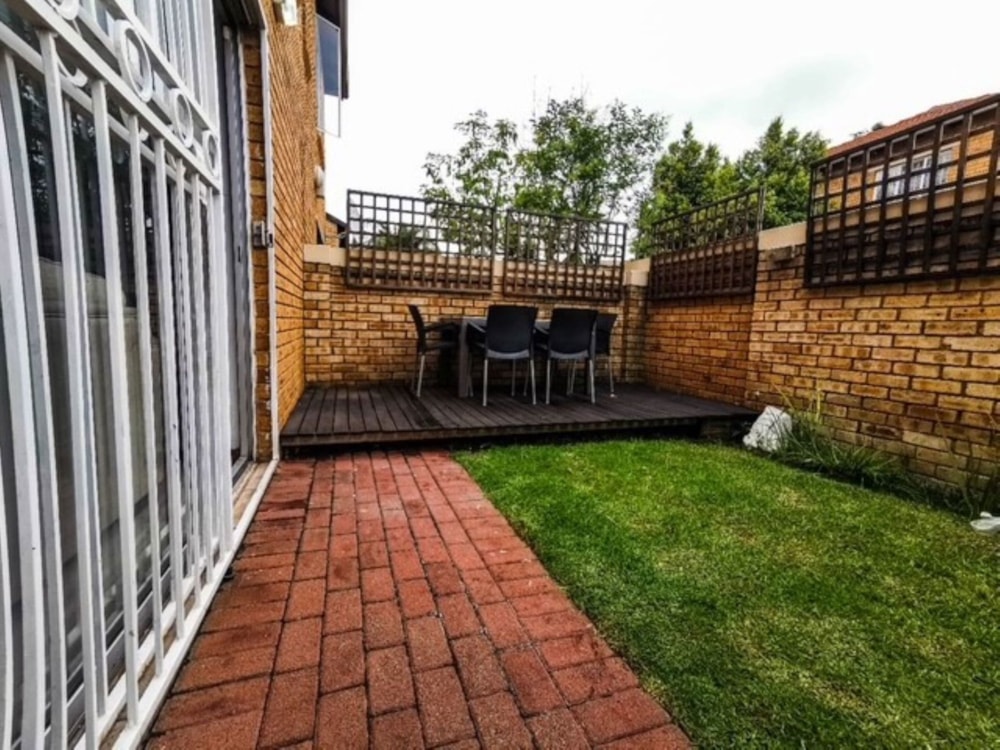 Townhouse to rent in Strubensvalley - RAL1726245