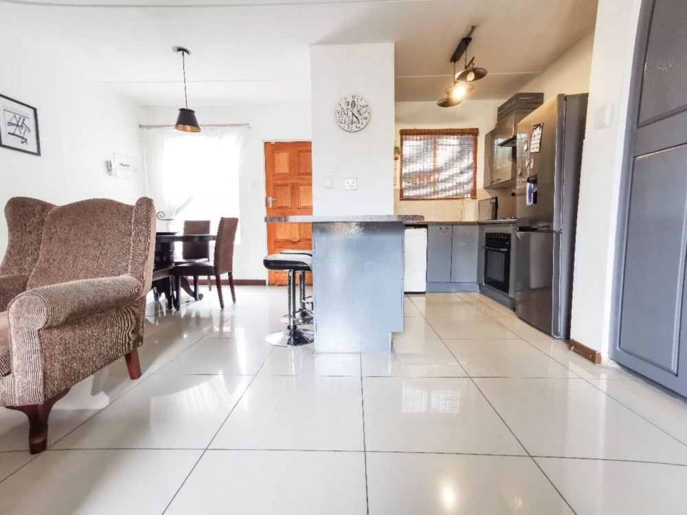 Townhouse to rent in Strubensvalley - RAL1726245