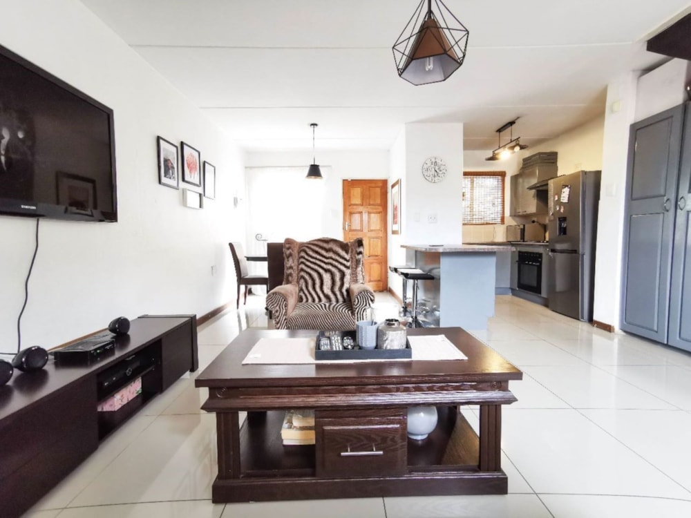 Townhouse to rent in Strubensvalley - RAL1726245