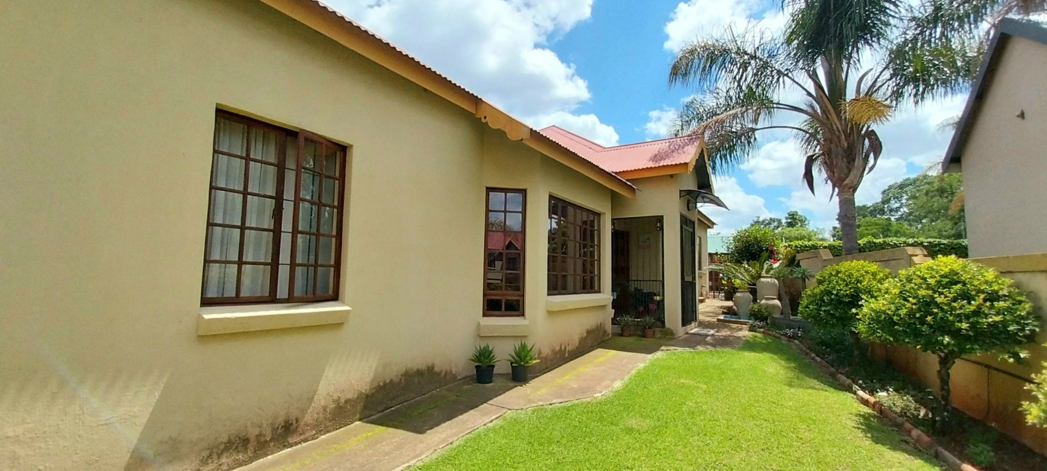 House let in Lydenburg (Mashishing) - 1LY1712671