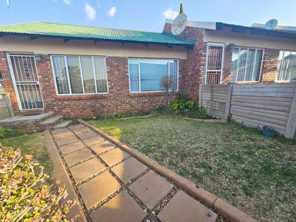 Townhouse for sale in Uitsig, Bloemfontein - 1BX1711165