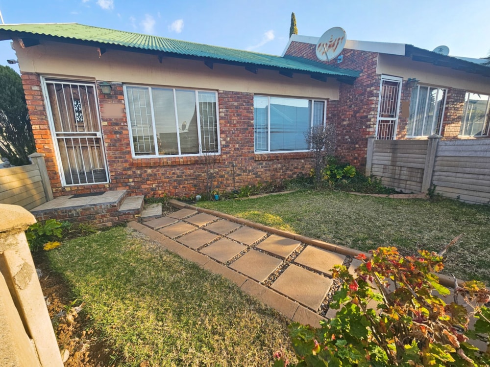 Townhouse for sale in Uitsig, Bloemfontein - 1BX1711165