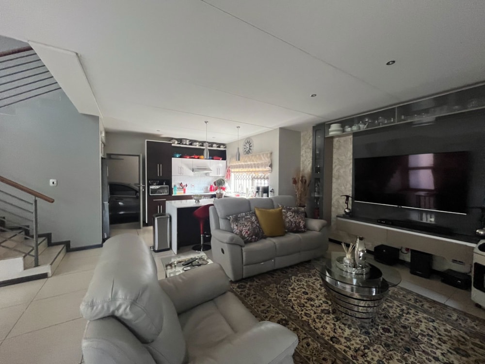 Townhouse for sale in Bendor Park - 1PS1712110 Townhouse for sale in Bendor Park - 1PS1712110