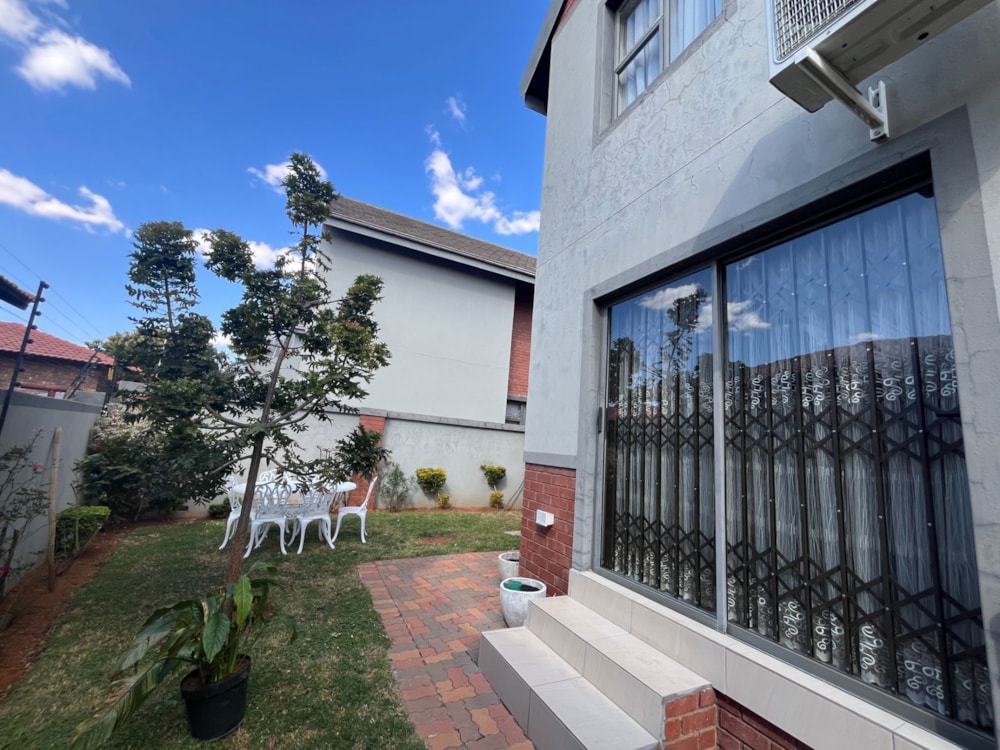 Townhouse for sale in Bendor Park - 1PS1712110 Townhouse for sale in Bendor Park - 1PS1712110