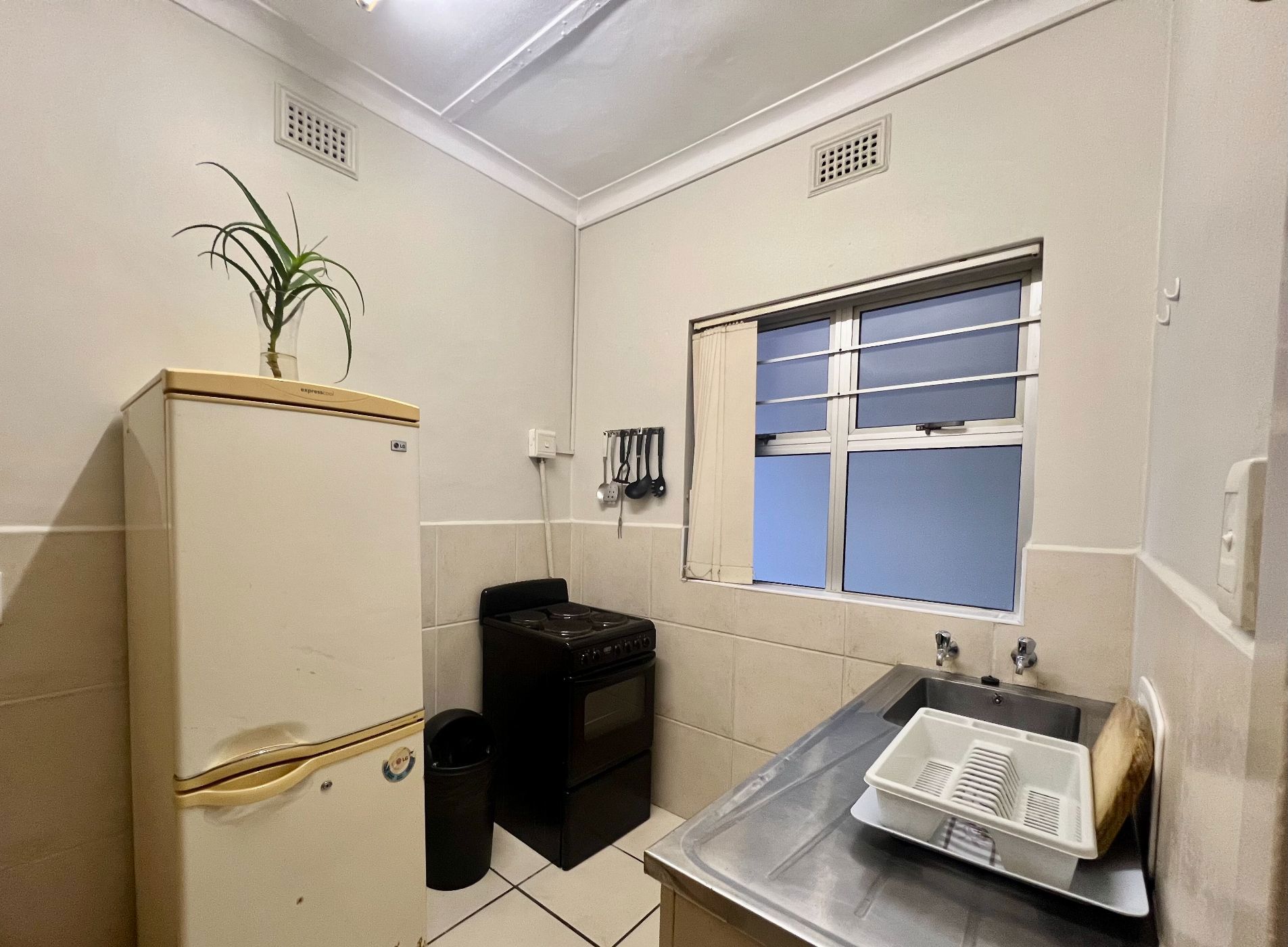 Bachelor apartment for sale in Amanzimtoti - 1WB1712113