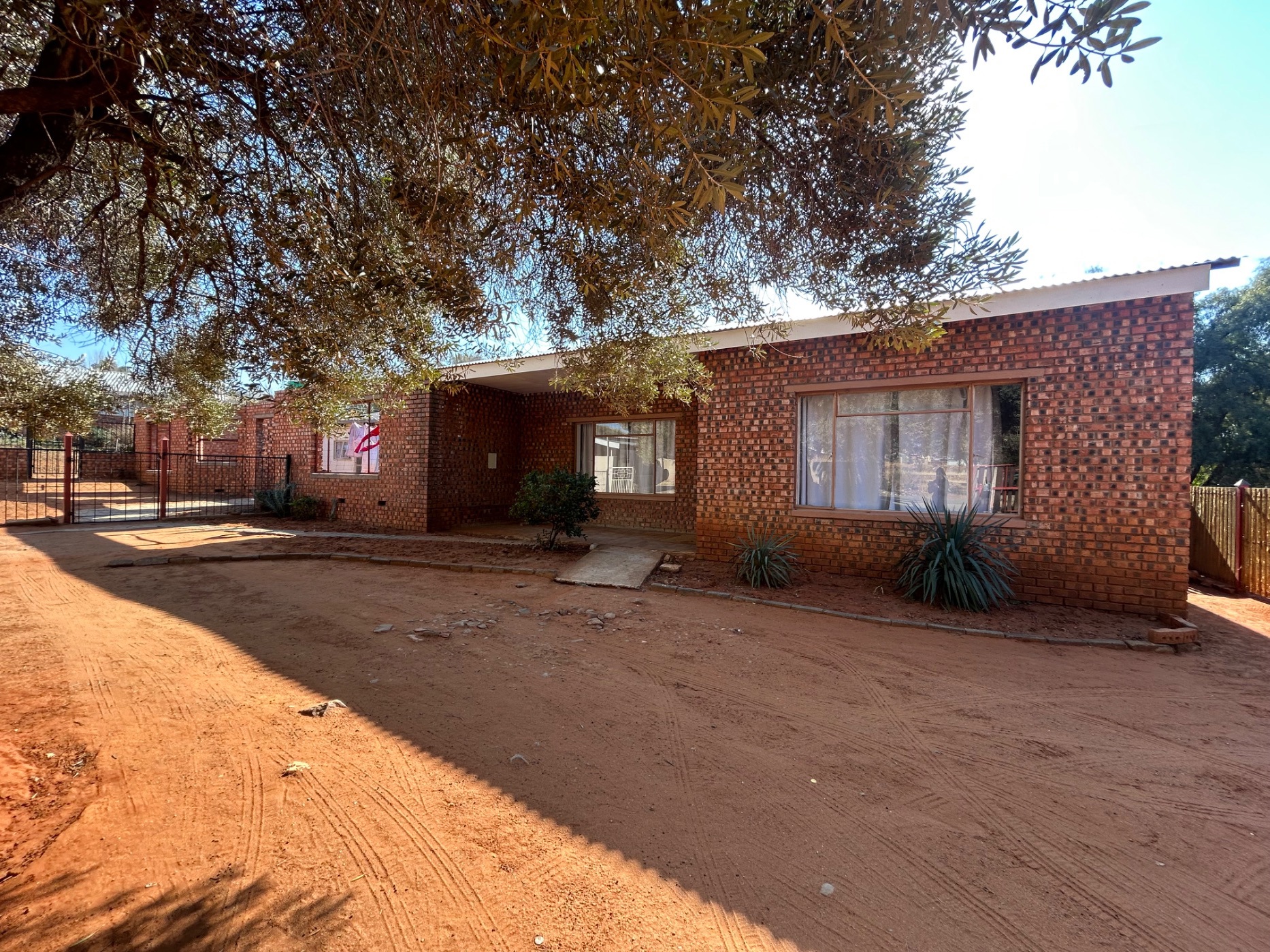 House let in Barkly West - 1KJ1709789
