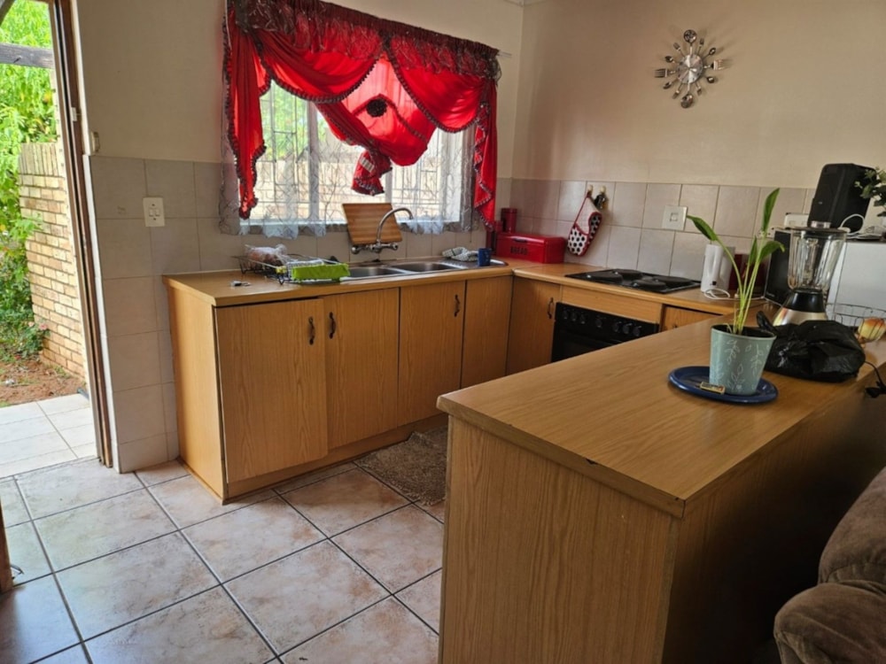 Townhouse for sale in Roylglen - 1KJ1711651