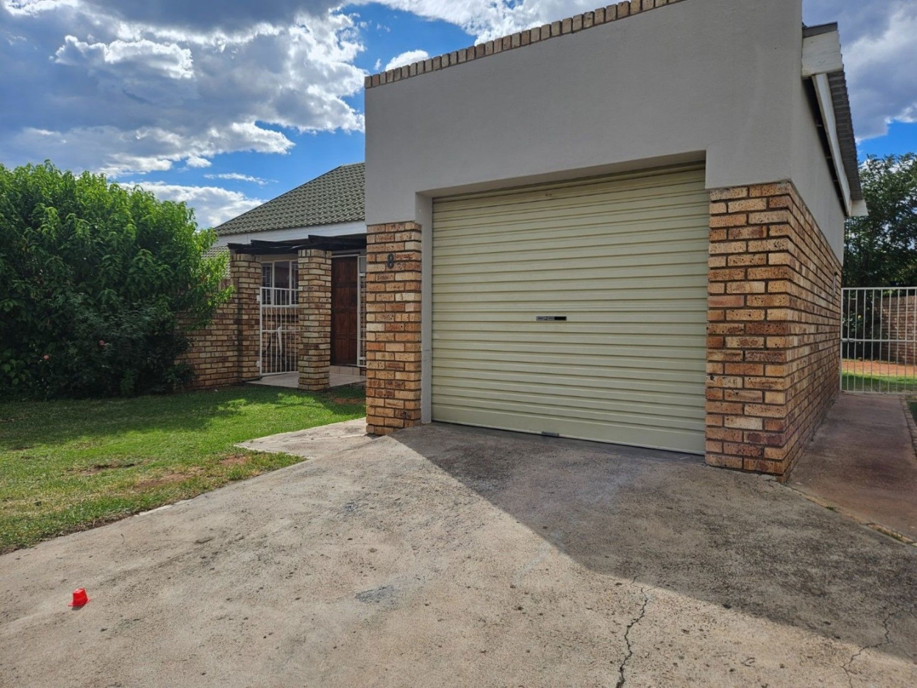 Townhouse for sale in Roylglen - 1KJ1711651