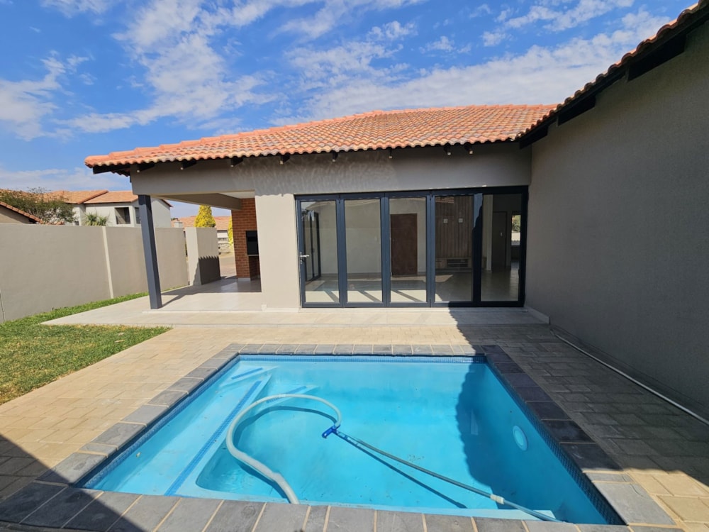 Security complex home for sale in Melodie - 1HR1712591