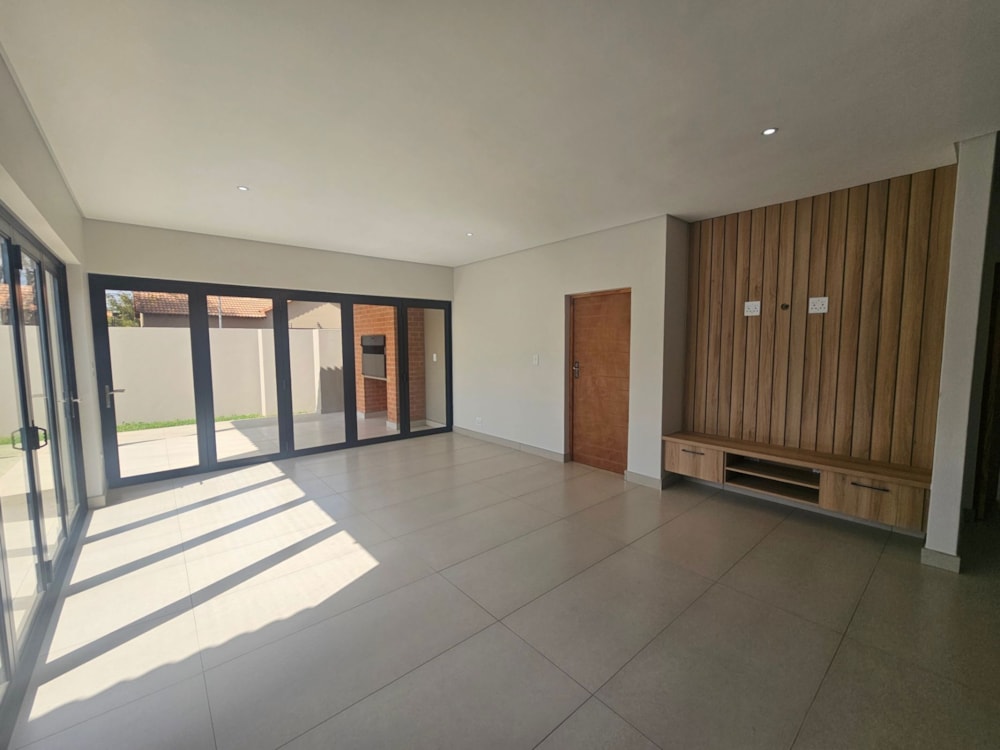 Security complex home for sale in Melodie - 1HR1712591