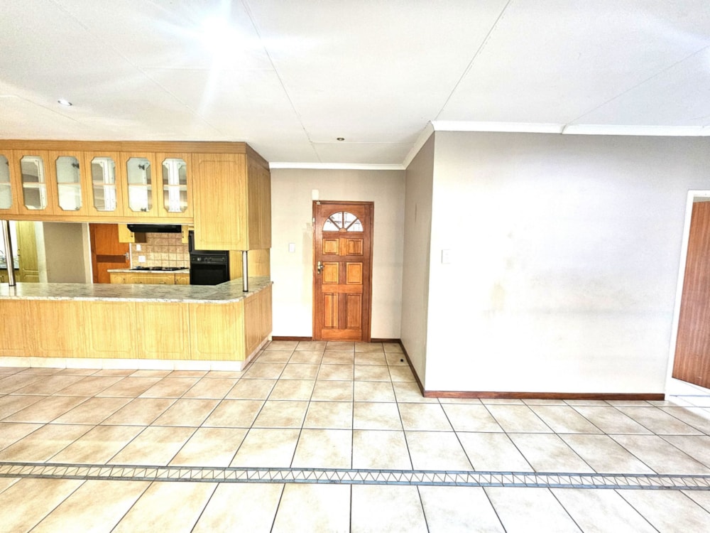 Security complex home sold in Melodie - 1HR1702146 Security complex home sold in Melodie - 1HR1702146