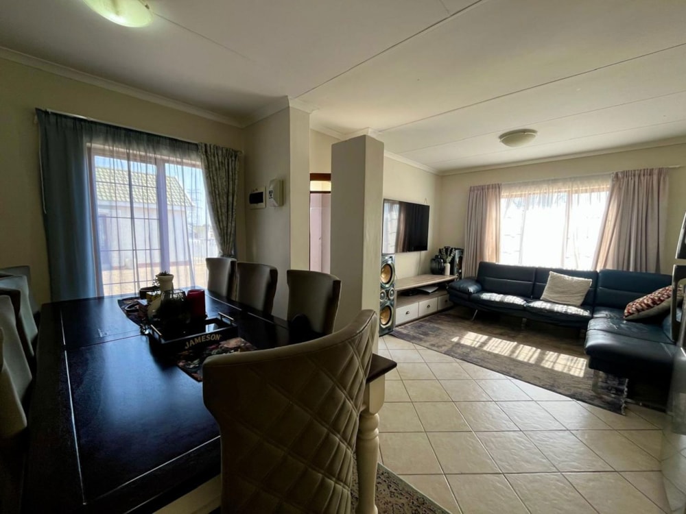 Townhouse for sale in Hillside, Bloemfontein - 1BX1711943 Townhouse for sale in Hillside, Bloemfontein - 1BX1711943