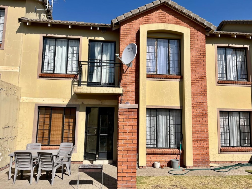 Townhouse for sale in Hillside, Bloemfontein - 1BX1710394 Townhouse for sale in Hillside, Bloemfontein - 1BX1710394