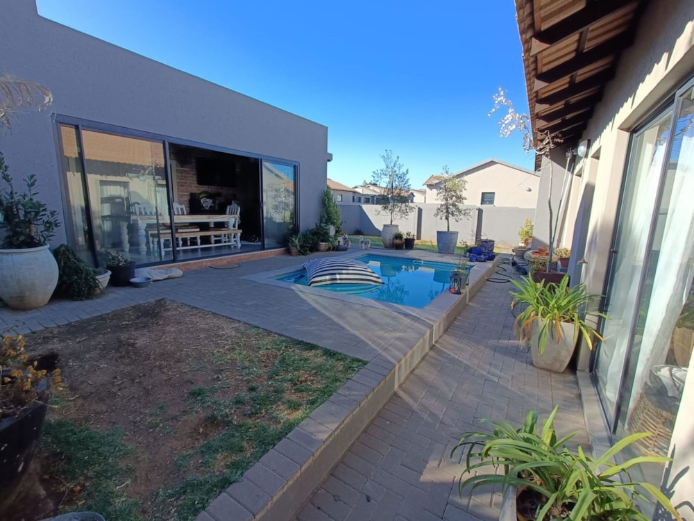 Townhouse for sale in Groenvlei, Bloemfontein - 1BX1712893