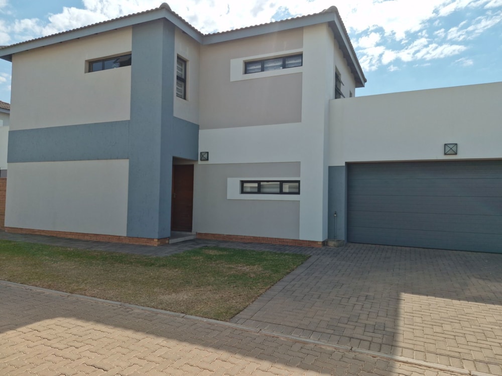 Security estate home for sale in Thatchfield - CN1710226