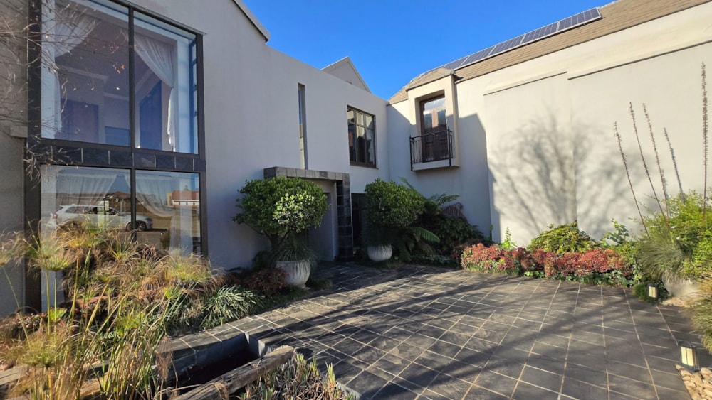 Double-storey house for sale in Mooikloof - PT1703759 Double-storey house for sale in Mooikloof - PT1703759