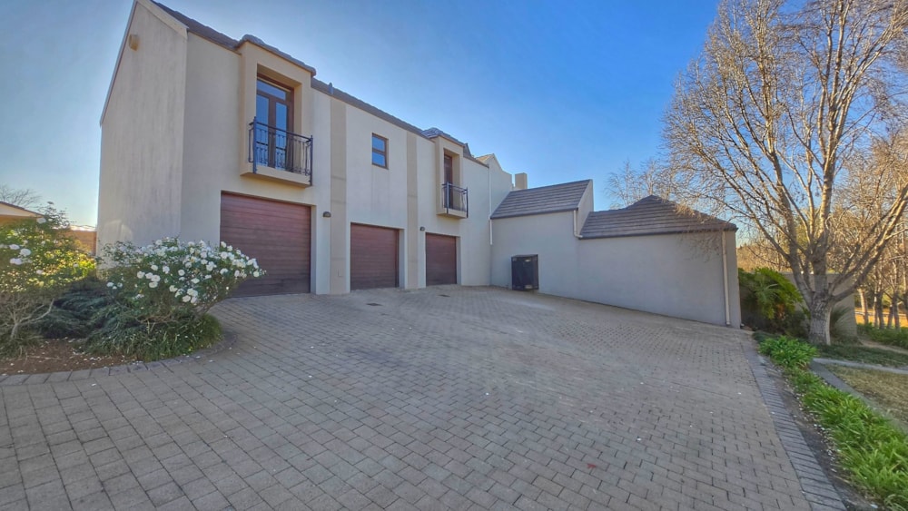 Double-storey house for sale in Mooikloof - PT1703759 Double-storey house for sale in Mooikloof - PT1703759