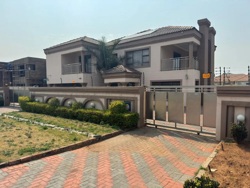 Double-storey house for sale in Aerorand - 1MD1712630 Double-storey house for sale in Aerorand - 1MD1712630