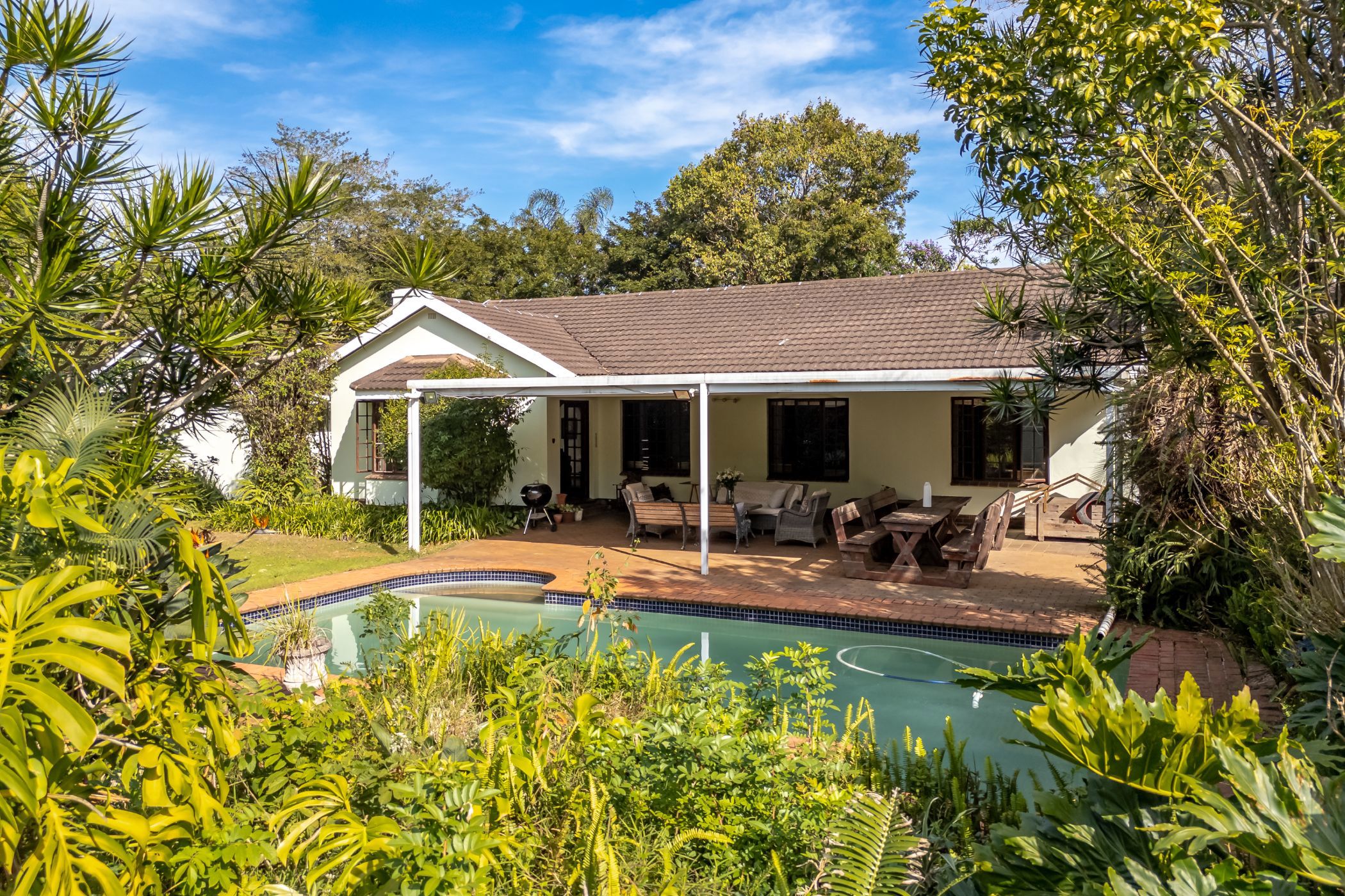 Single-storey house sold in Forest Hills - 1KF1709774