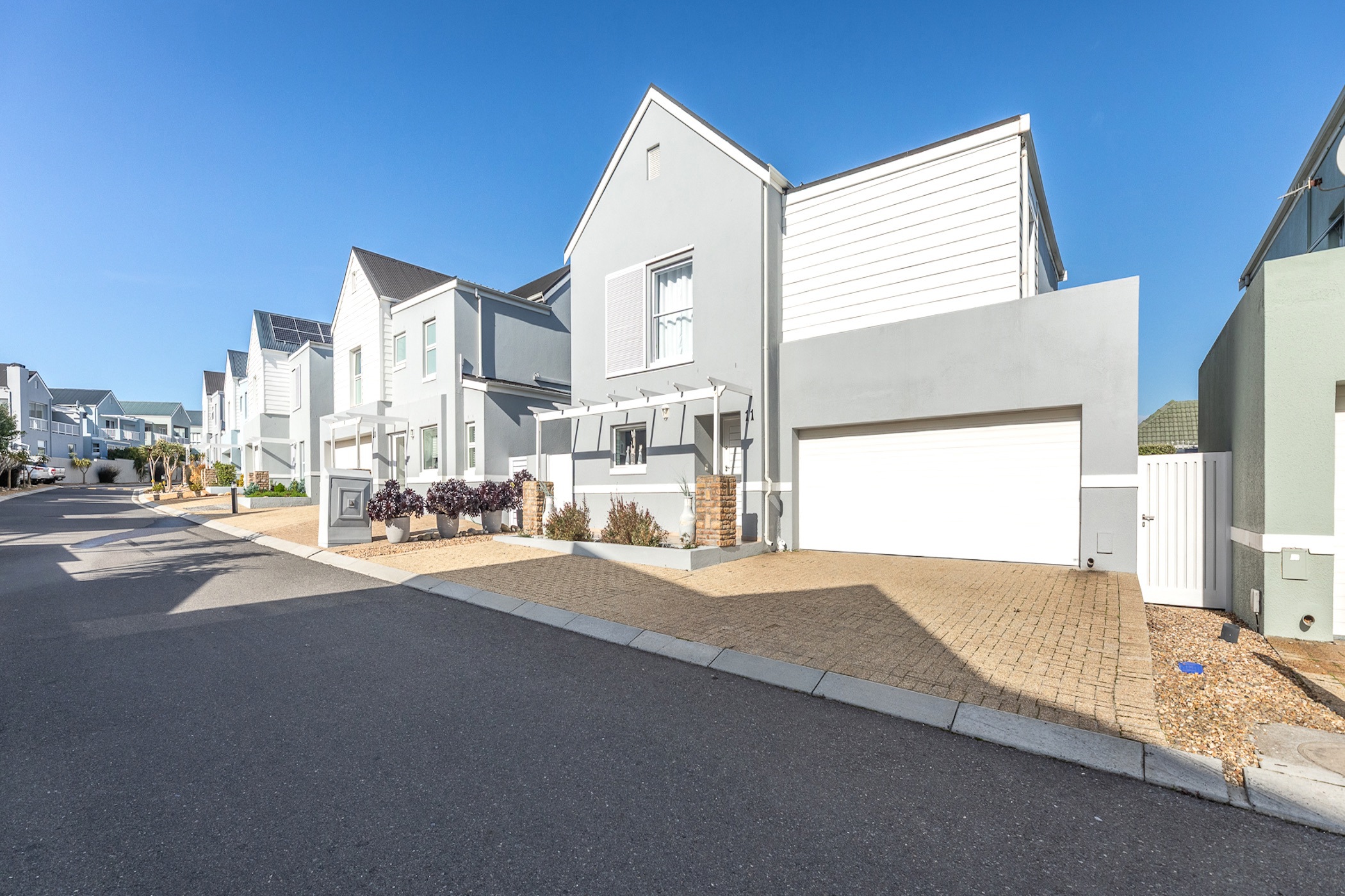 Double-storey house let in Big Bay - 1TV1709855