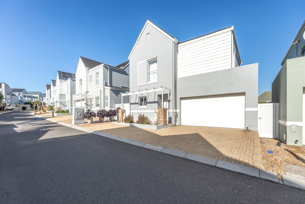 Double-storey house let in Big Bay - 1TV1709855