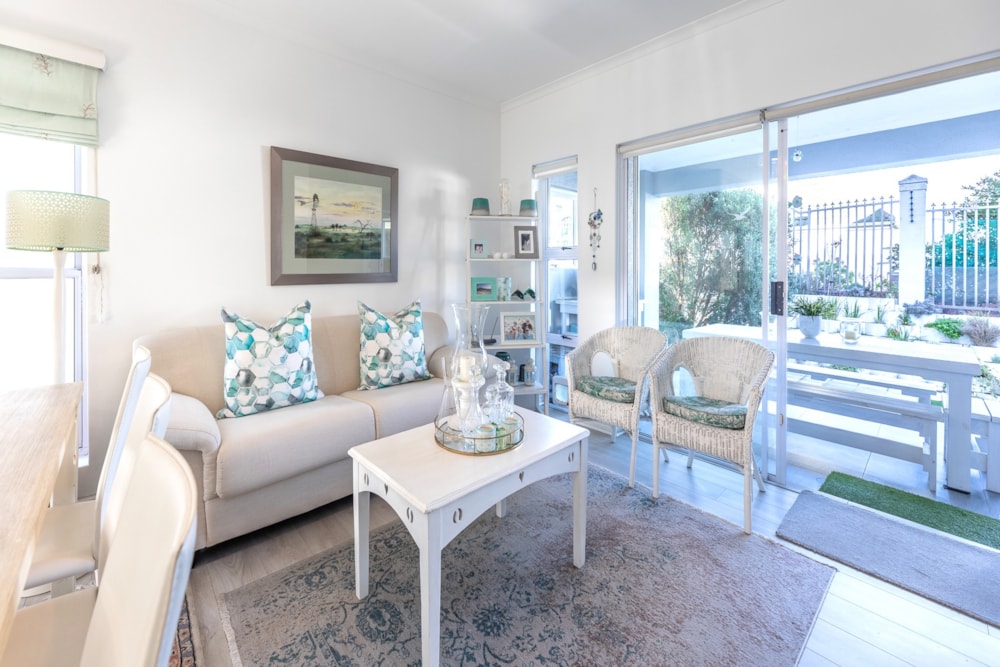 Double-storey house let in Big Bay - 1TV1709855