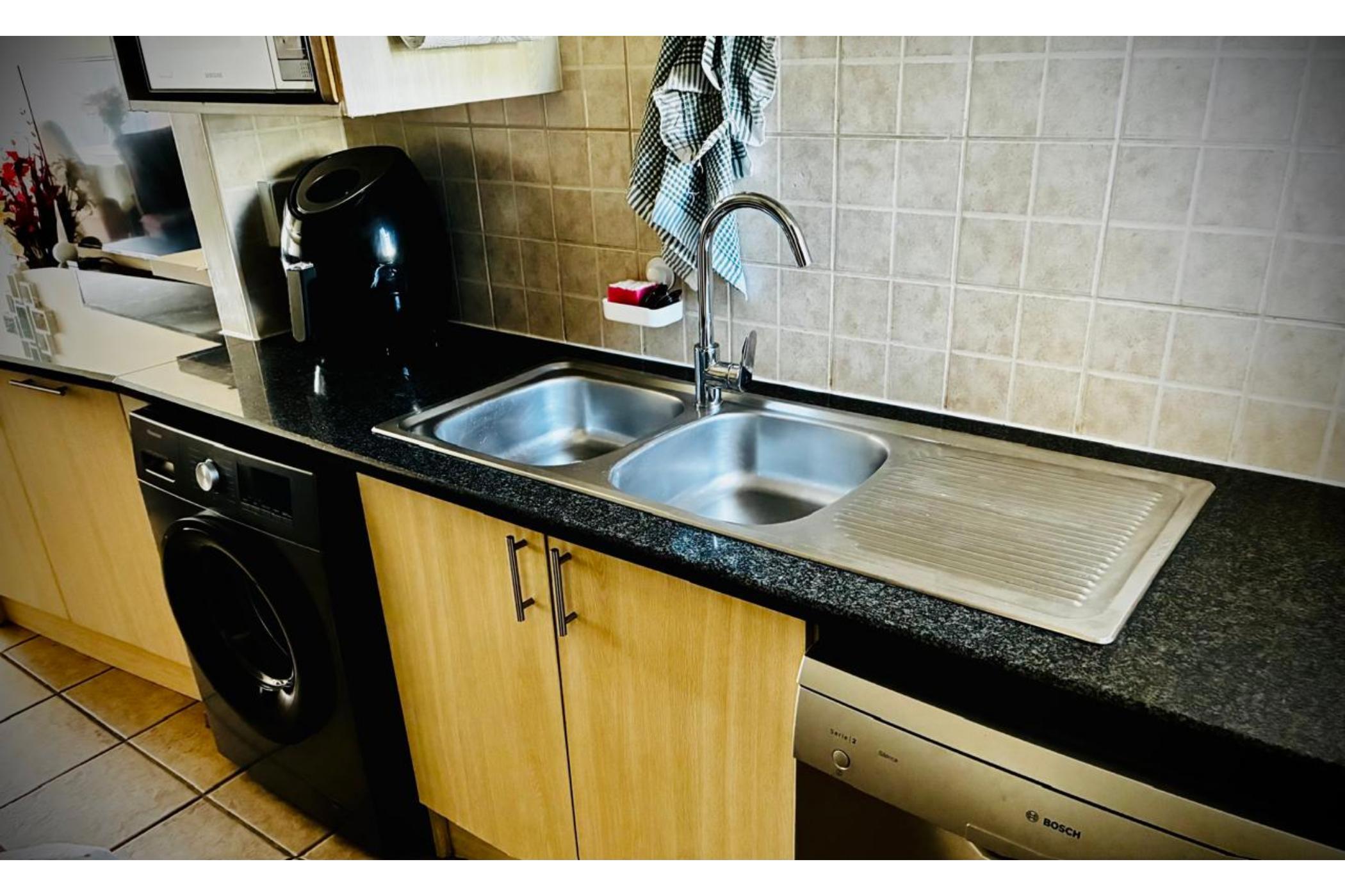 Semi-detached house for sale in Brentwood Park, Benoni - EN1710902