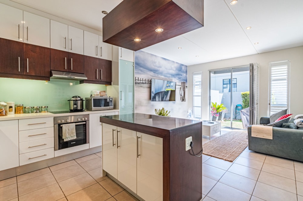 Security complex home for sale in Bryanston - HP1709800 Security complex home for sale in Bryanston - HP1709800