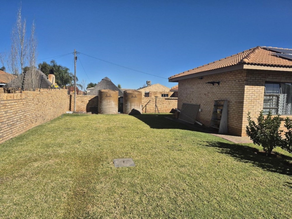 House for sale in Hillcrest, Kimberley - 1KJ1710663 House for sale in Hillcrest, Kimberley - 1KJ1710663