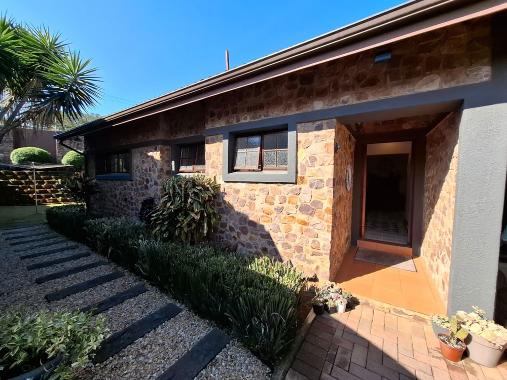 Security complex home let in Bothas Hill - 1KF1711730 Security complex home let in Bothas Hill - 1KF1711730