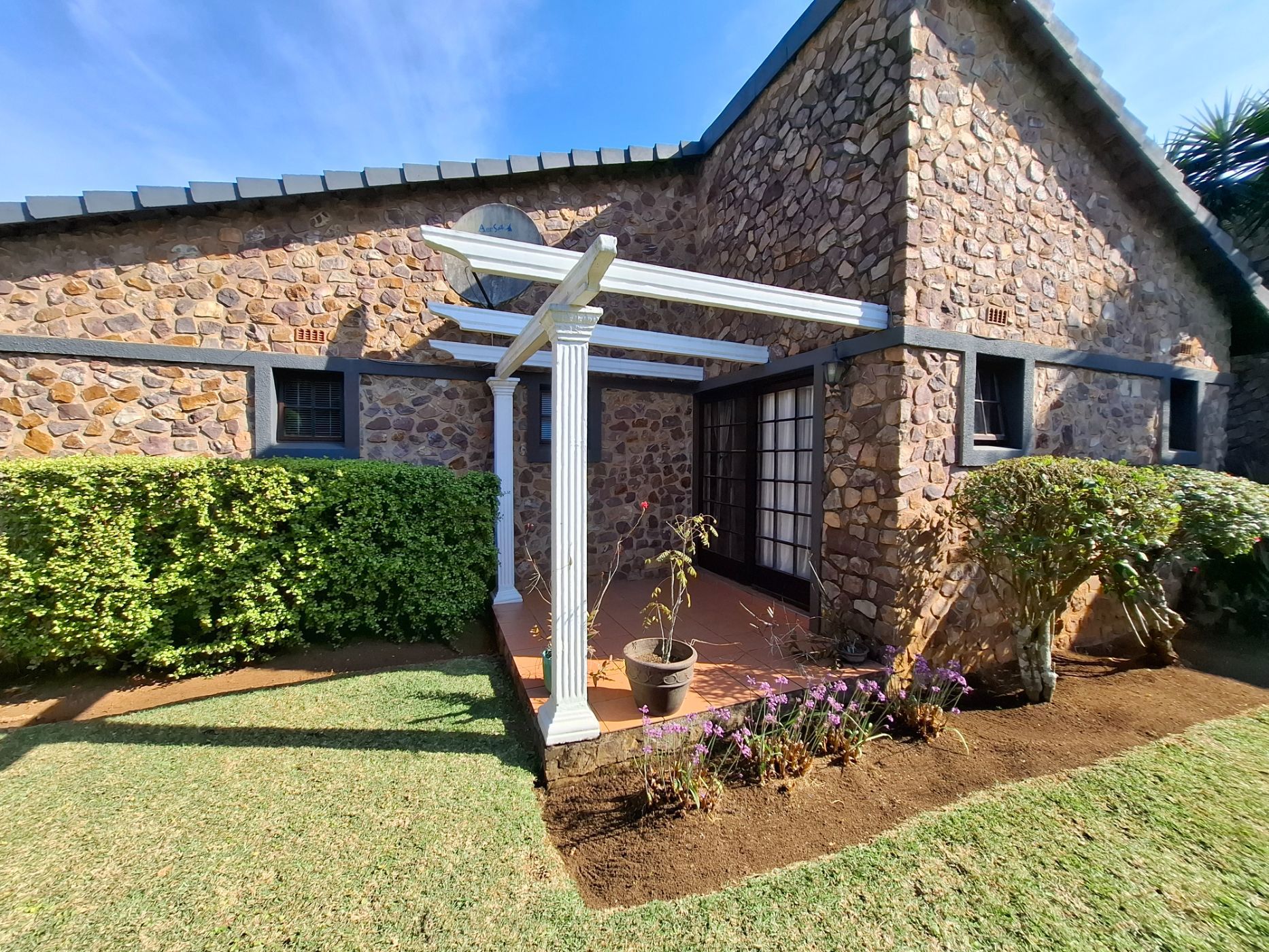 Security complex home let in Bothas Hill - 1KF1711730