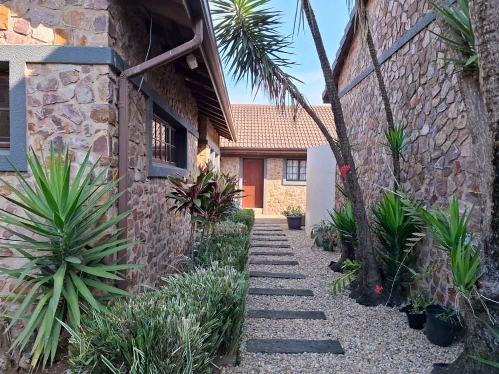 Security complex home let in Bothas Hill - 1KF1711730 Security complex home let in Bothas Hill - 1KF1711730