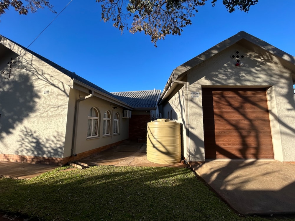 House for sale in Hillcrest, Kimberley - 1KJ1710874 House for sale in Hillcrest, Kimberley - 1KJ1710874