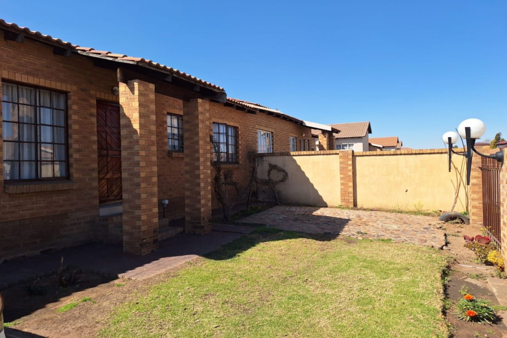 Security complex home for sale in Tasbet Park Ext 1 - 1WD1711098