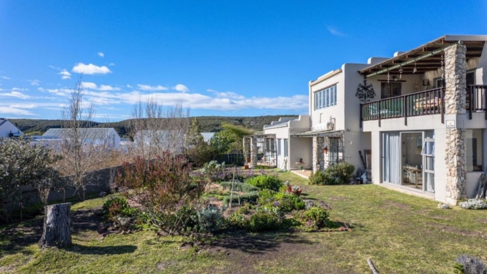 Double-storey house for sale in Stilbaai West - 1SR1711316 Double-storey house for sale in Stilbaai West - 1SR1711316