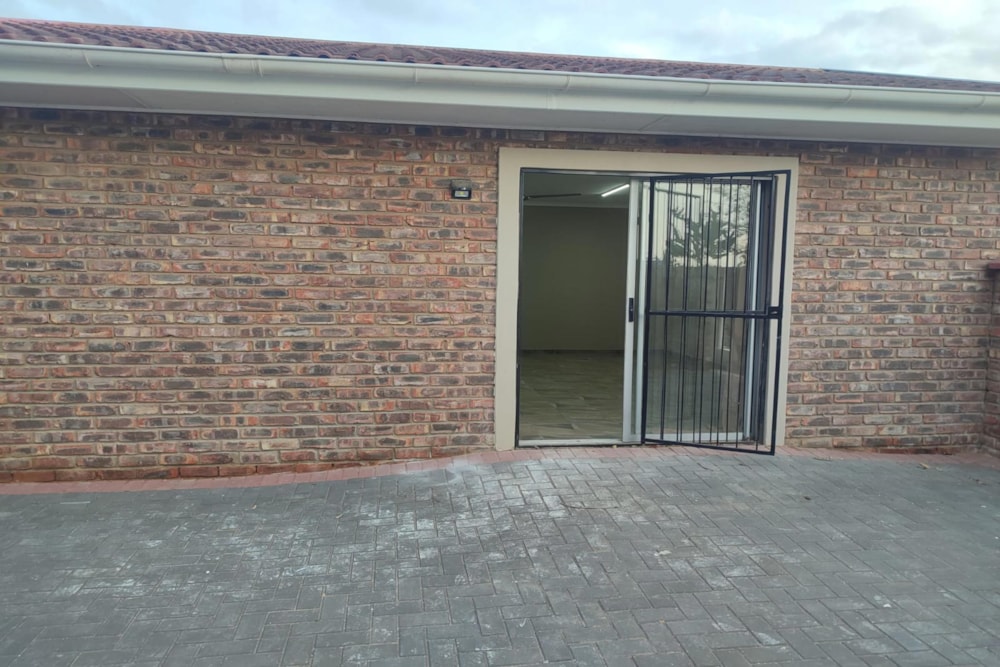 Bachelor apartment let in Windsor Park, Despatch - 1UK1711620 Bachelor apartment let in Windsor Park, Despatch - 1UK1711620