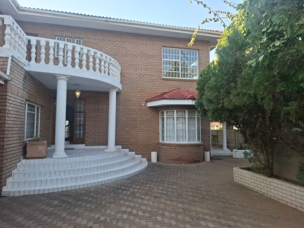 Double-storey house to rent in Phakalane, Botswana - 3BO1712361