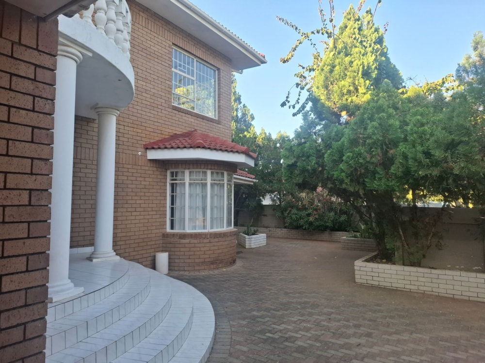 Double-storey house to rent in Phakalane, Botswana - 3BO1712361