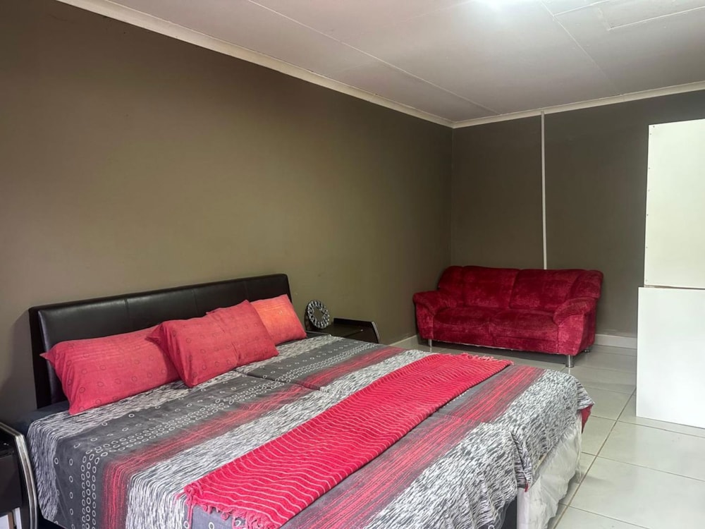 Bachelor apartment to rent in Fichardt Park - 1BX1712379