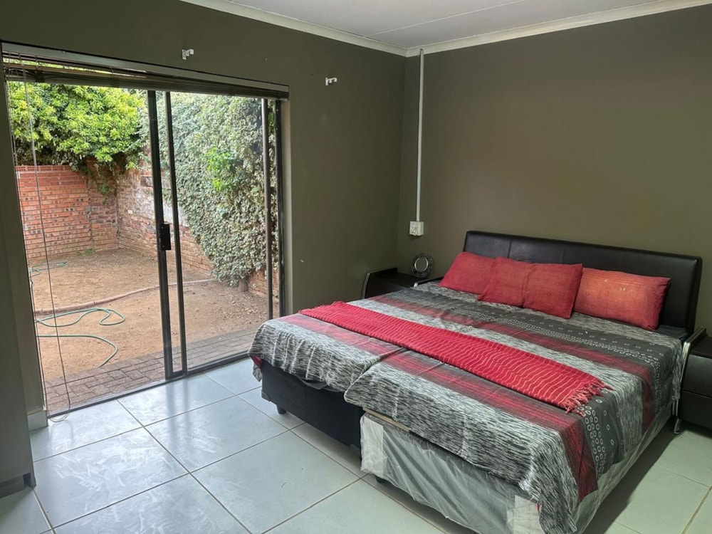 Bachelor apartment to rent in Fichardt Park - 1BX1712379