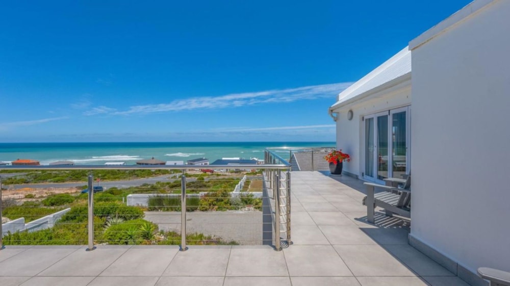 Double-storey house for sale in Struisbaai - 1SW1712791 Double-storey house for sale in Struisbaai - 1SW1712791