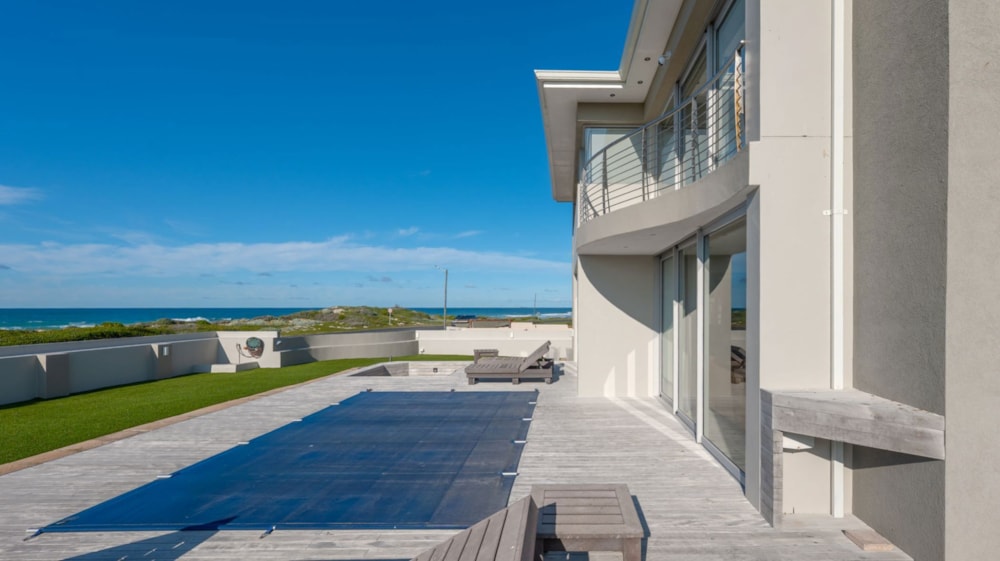 Double-storey house for sale in Struisbaai - 1SW1712960 Double-storey house for sale in Struisbaai - 1SW1712960