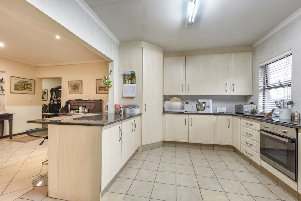 Security estate home for sale in Cedar Lakes - FW1712691 Security estate home for sale in Cedar Lakes - FW1712691