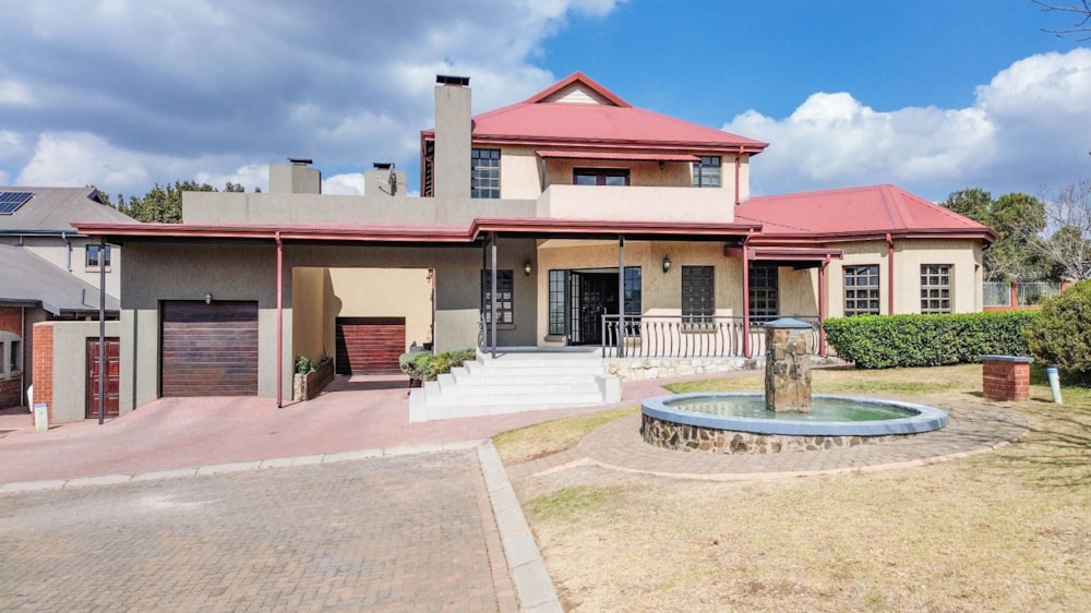 Double-storey house for sale in Heritage Hill Estates - CN1710345 Double-storey house for sale in Heritage Hill Estates - CN1710345