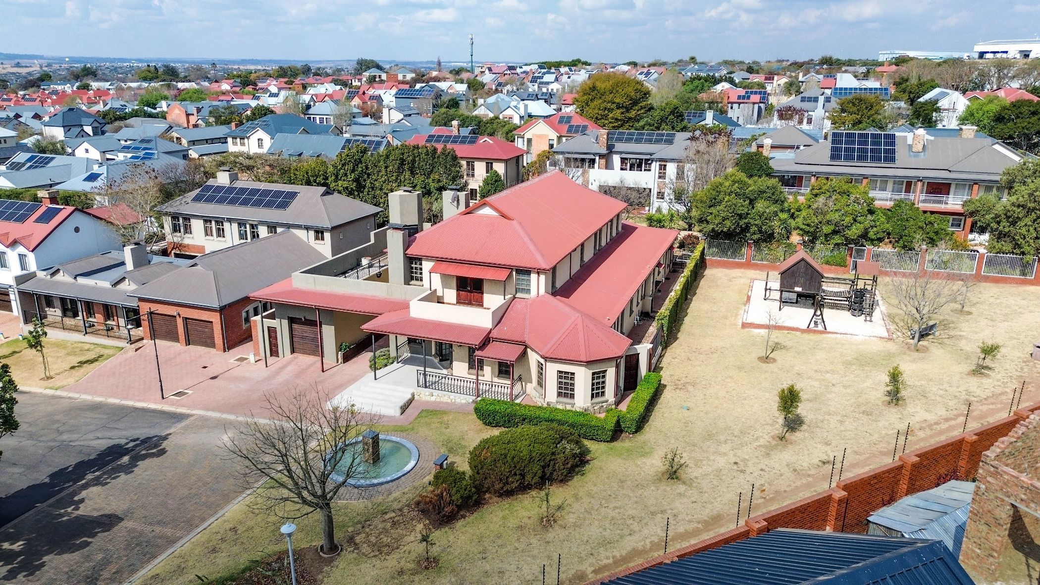 Double-storey house for sale in Heritage Hill Estates - CN1710345