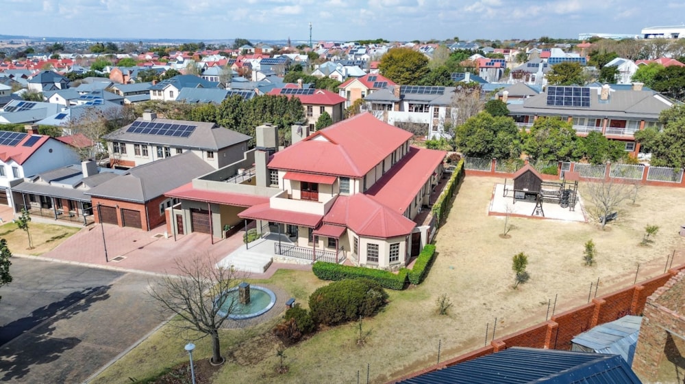 Double-storey house for sale in Heritage Hill Estates - CN1710345 Double-storey house for sale in Heritage Hill Estates - CN1710345